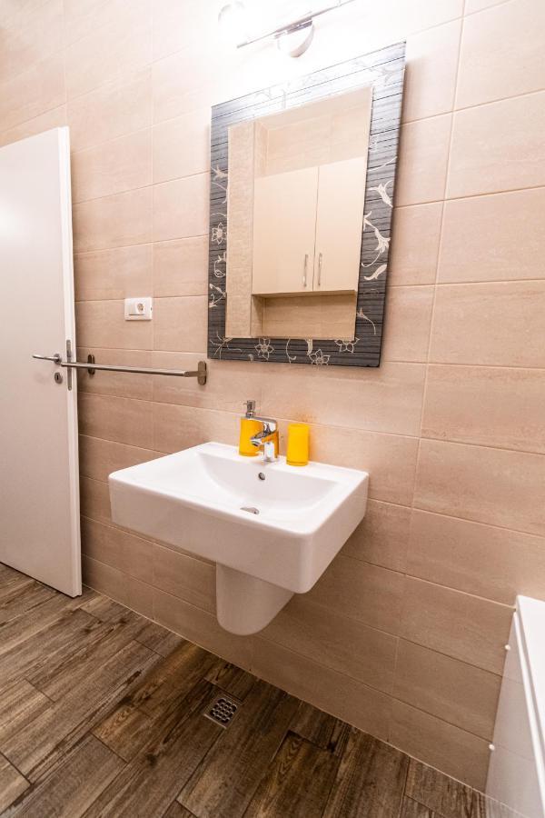 Yan Apartment - Near Mall & Free Private Parking Braşov Extérieur photo