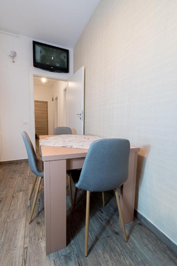 Yan Apartment - Near Mall & Free Private Parking Braşov Extérieur photo